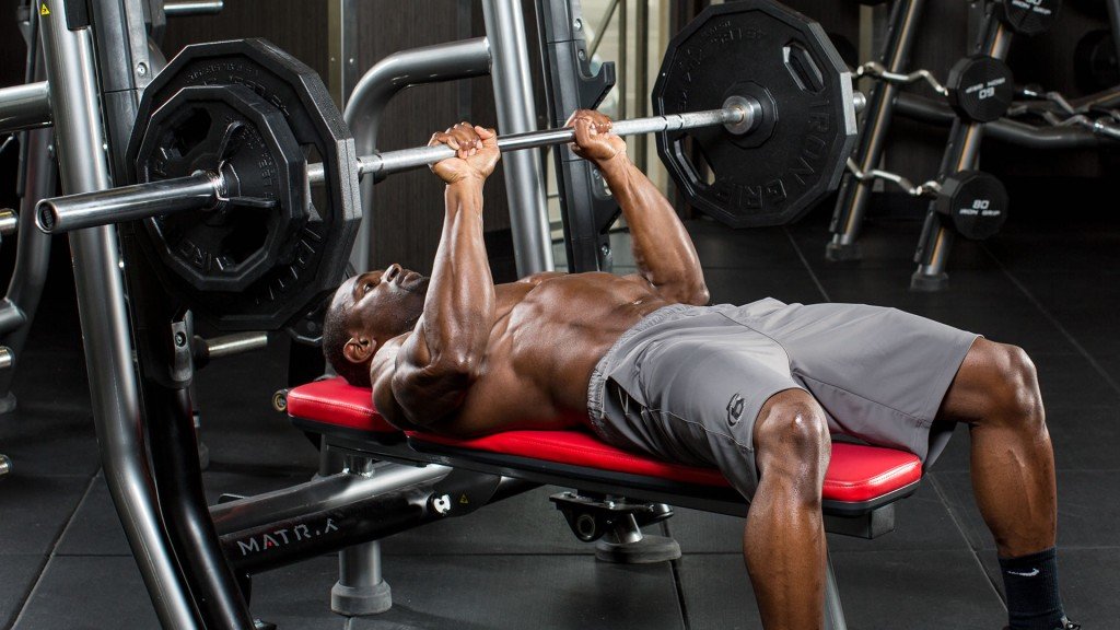 Тренировки для набора мышечной массы в тренажерном зале и в домашних условиях